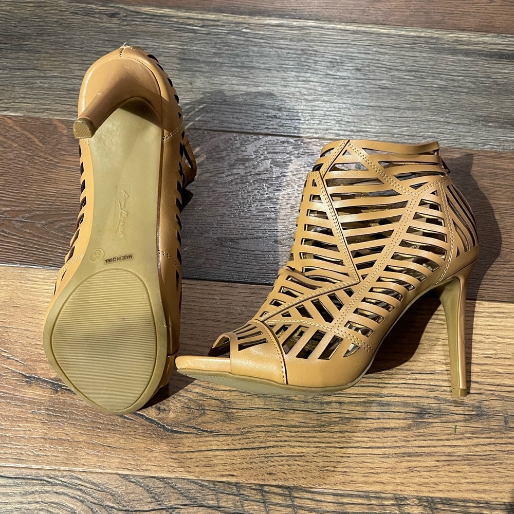 Size 10 tan Anne Michelle heels.